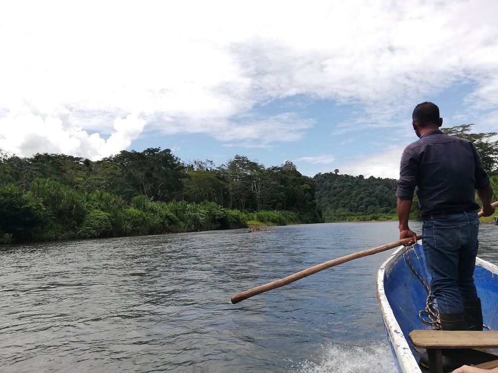 Hombre navegando en Bote