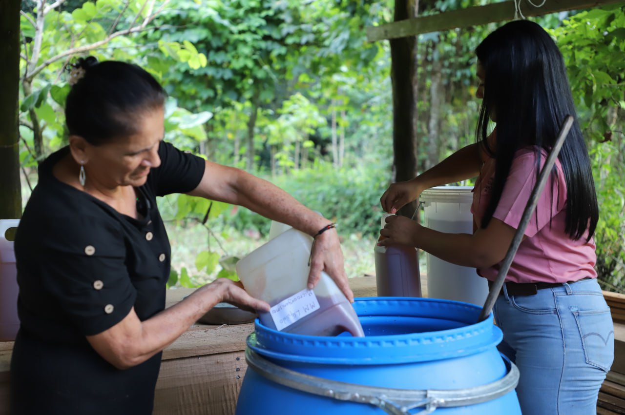 Mujeres usando bioinsumos