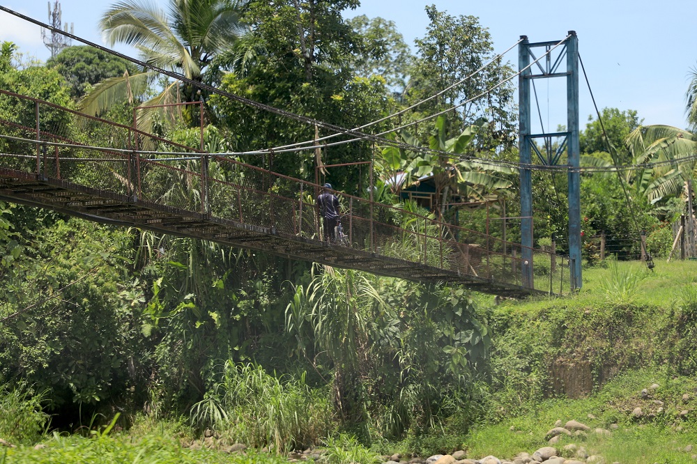 Puente peatonal Territorio Bribri